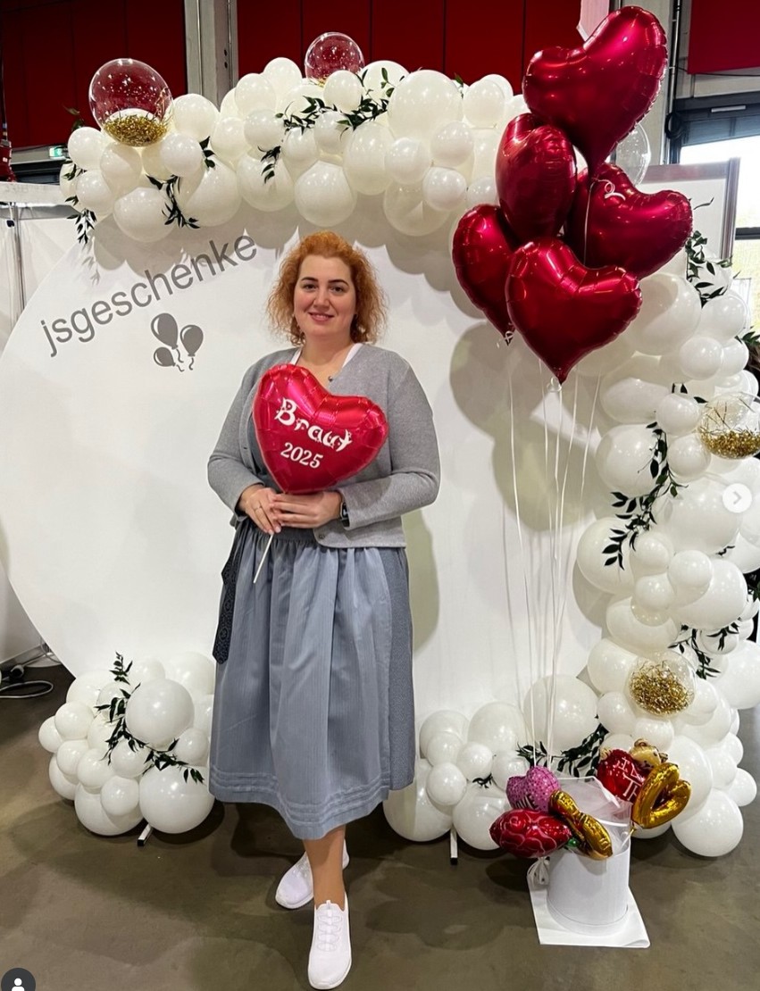 Jana mit Ballondekoration